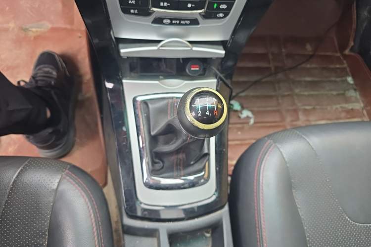 Used BYD Surui 2014 1.5L Manual Luxury Model Gear Lever
