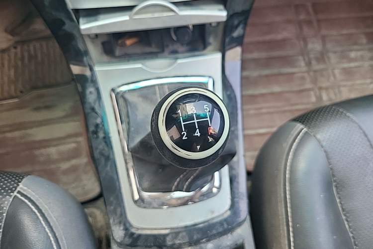 Used BYD Surui 2014 1.5TI Manual Luxury Model Gear Lever