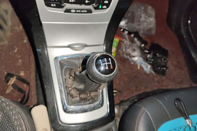 Used BYD Surui 2014 1.5L Manual Luxury Model Gear Lever