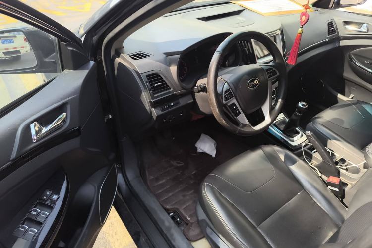 Used BYD Surui 2014 1.5L Manual Luxury Model Interior 2