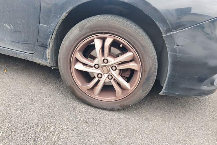 Used BYD Surui 2014 1.5TID Automatic Luxury Model Right Front Wheel Hub