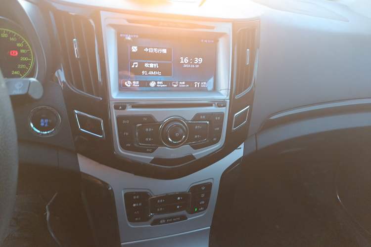 Used BYD Surui 2014 1.5TI Manual Luxury Model Audio And AC Panel