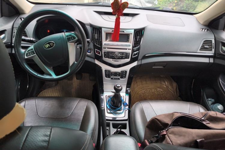 Used BYD Surui 2014 1.5L Manual Comfort Model Center Console