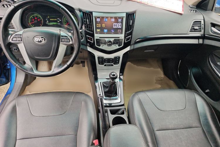 Used BYD Surui 2014 1.5L Manual Comfort Model Center Console