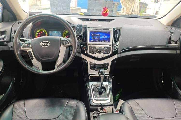 Used BYD Surui 2014 1.5TID Automatic Luxury Model Center Console
