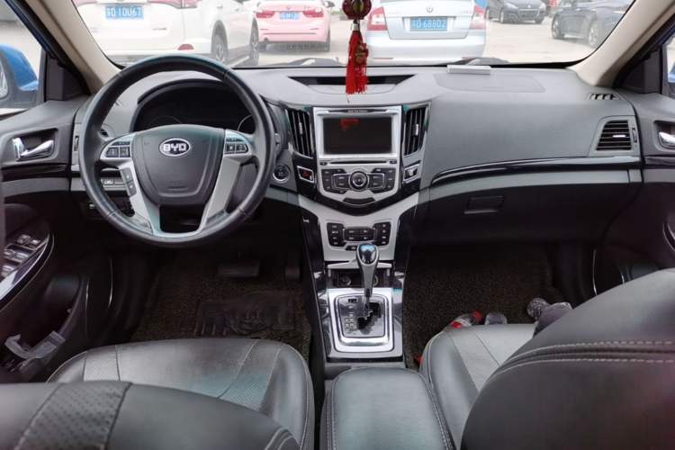 Used BYD Surui 2014 1.5TID Automatic Luxury Model Center Console