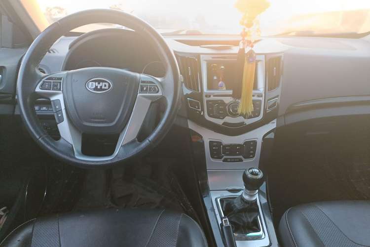 Used BYD Surui 2014 1.5TI Manual Luxury Model Center Console