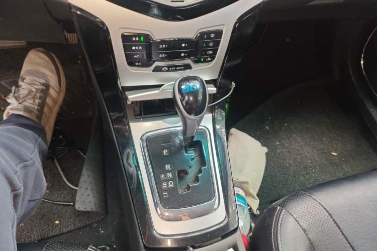 Used BYD Surui 2014 1.5TID Automatic Luxury Model Gear Lever