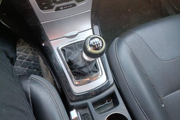 Used BYD Surui 2014 1.5TI Manual Luxury Model Gear Lever