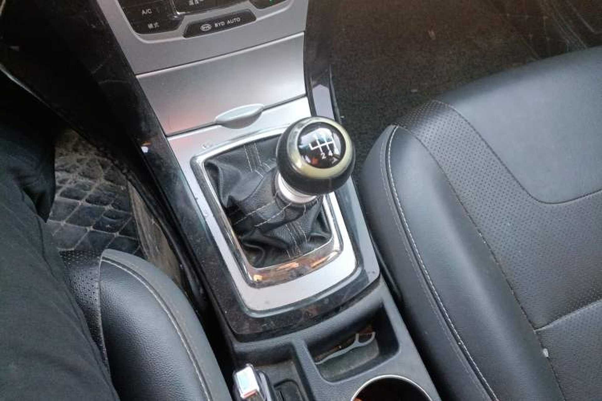 Used BYD Surui 2014 1.5TI Manual Luxury Model Gear Lever