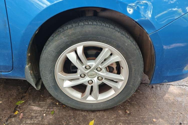 Used BYD Surui 2014 1.5TID Automatic Luxury Model Right Front Wheel Hub