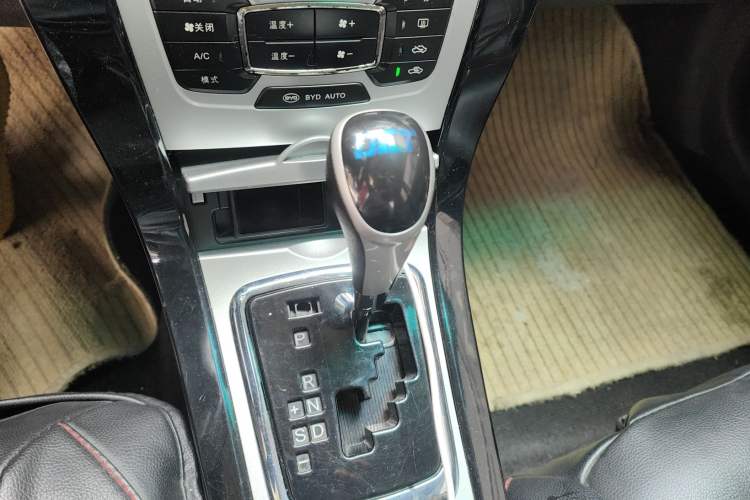 Used BYD Surui 2014 1.5TID Automatic Luxury Model Gear Lever