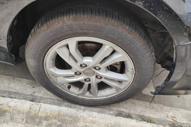 Used BYD Surui 2014 1.5TID Automatic Luxury Model Right Front Wheel Hub