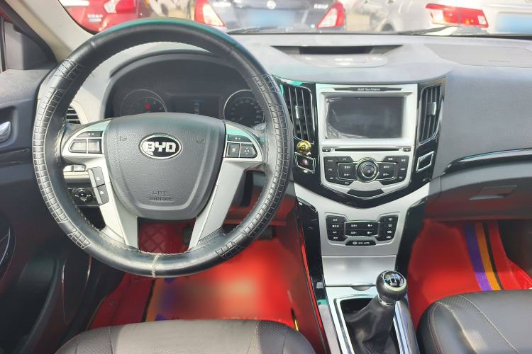 Used BYD Surui 2014 1.5L Manual Luxury Model Interior 5