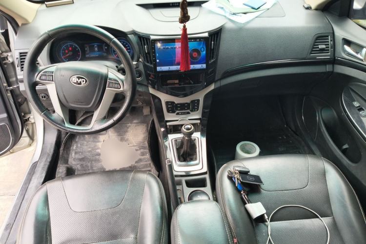 Used BYD Surui 2014 1.5L Manual Comfort Model Center Console