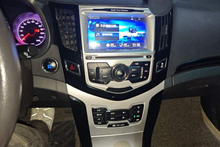 Used BYD Surui 2014 1.5TI Manual Luxury Edition Audio And AC Panel