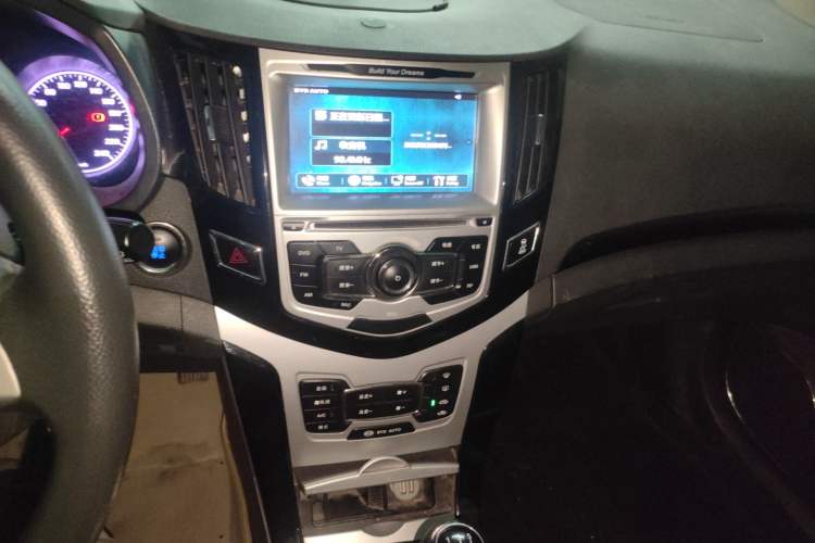 Used BYD Surui 2014 1.5L Manual Luxury Model Audio And AC Panel