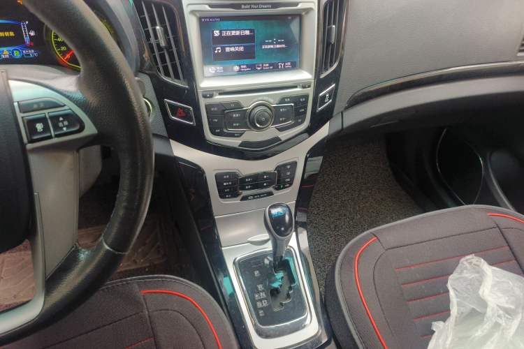 Used BYD Surui 2014 1.5TID Automatic Luxury Model Audio And AC Panel