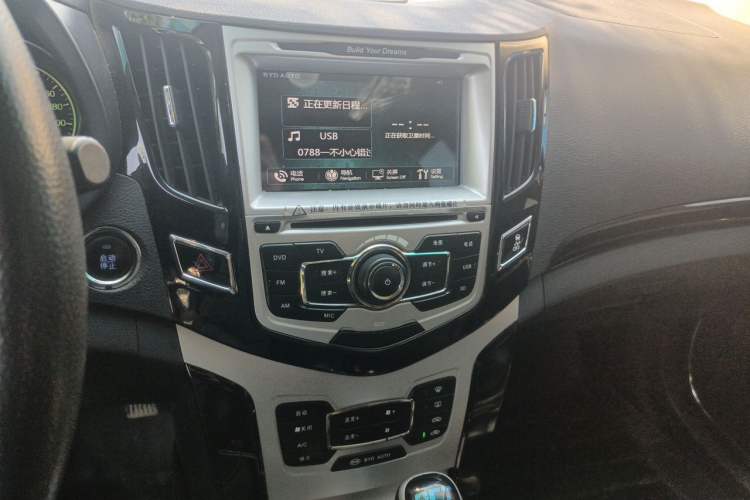 Used BYD Surui 2014 1.5TID Automatic Luxury Model Audio And AC Panel