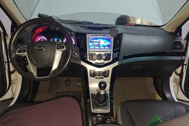 Used BYD Surui 2014 1.5TI Manual Luxury Edition Center Console
