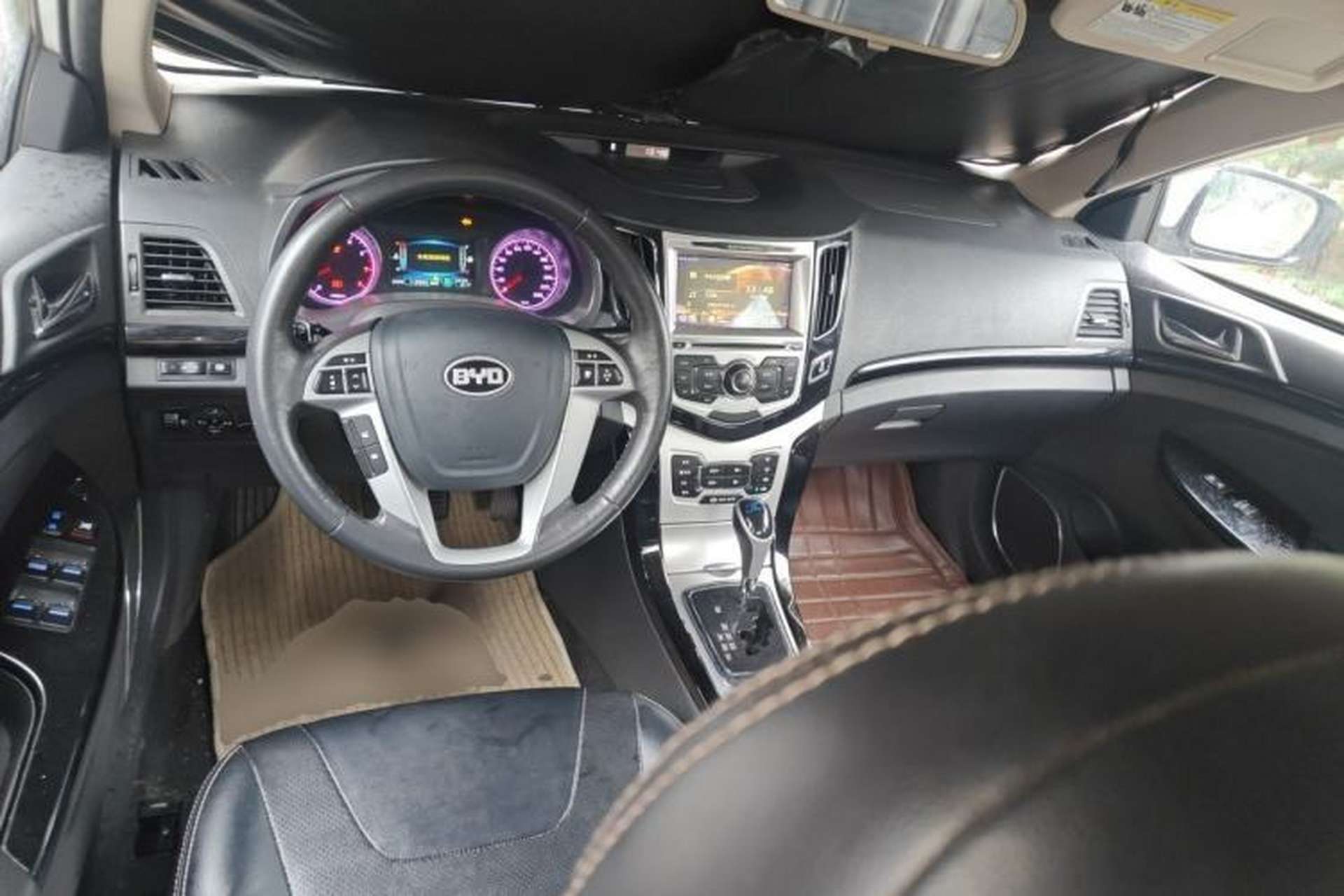 Used BYD Surui 2014 1.5TID Automatic Luxury Model Center Console