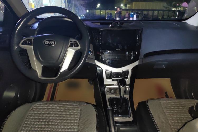 Used BYD Surui 2014 1.5L Automatic Comfort Version Center Console