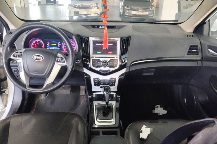 Used BYD Surui 2014 1.5TID Automatic Luxury Model Center Console