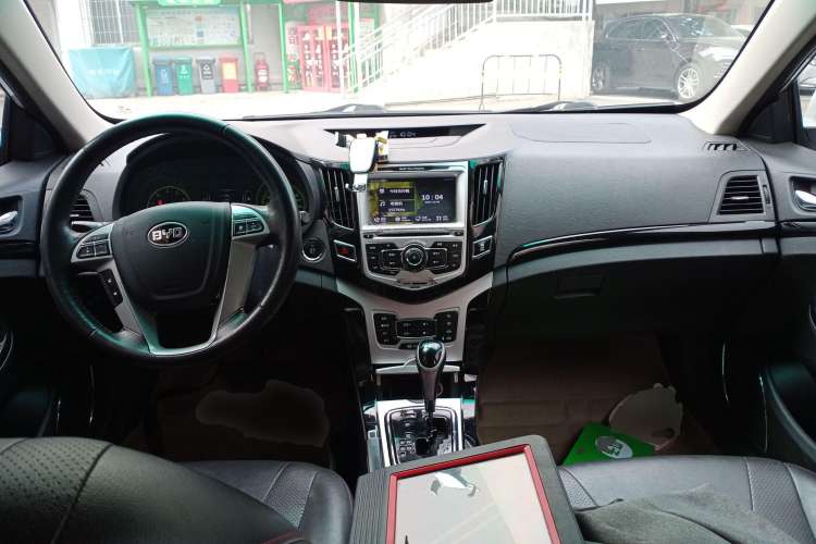 Used BYD Surui 2014 1.5L Automatic Luxury Model Center Console
