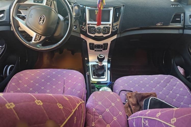 Used BYD Surui 2014 1.5TI Manual Luxury Edition Center Console