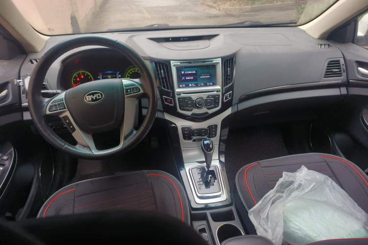 Used BYD Surui 2014 1.5TID Automatic Luxury Model Center Console