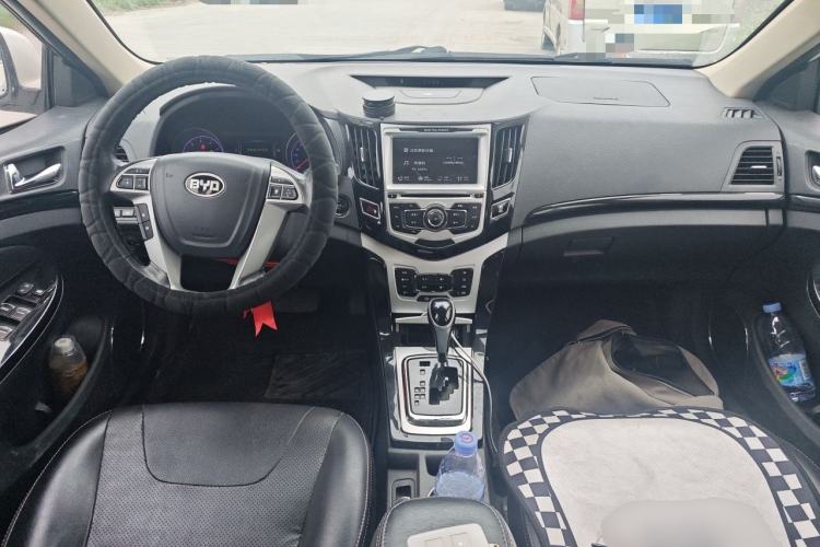 Used BYD Surui 2014 1.5TID Automatic Luxury Model Center Console