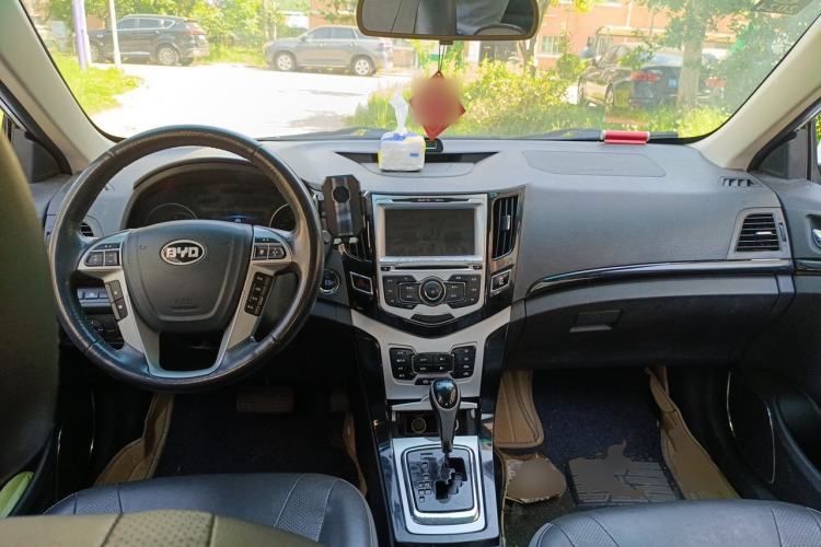 Used BYD Surui 2014 1.5TID Automatic Luxury Model Center Console