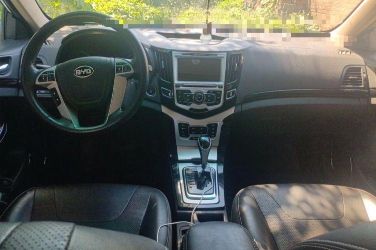 Used BYD Surui 2014 1.5TID Automatic Luxury Model Center Console