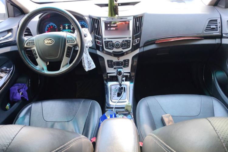 Used BYD Surui 2014 1.5TID Automatic Flagship Model Center Console