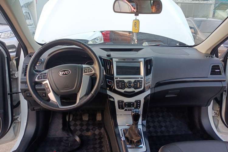 Used BYD Surui 2014 1.5L Manual Luxury Model Center Console