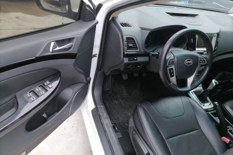 Used BYD Surui 2014 1.5L Manual Luxury Model Driver Seat