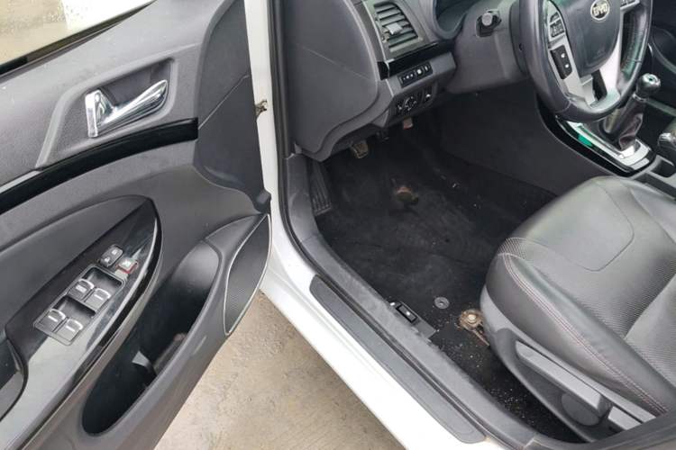 Used BYD Surui 2014 1.5L Manual Luxury Model Driver Seat