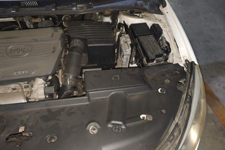 Used BYD Surui 2014 1.5TI Manual Luxury Edition Engine Bay Left