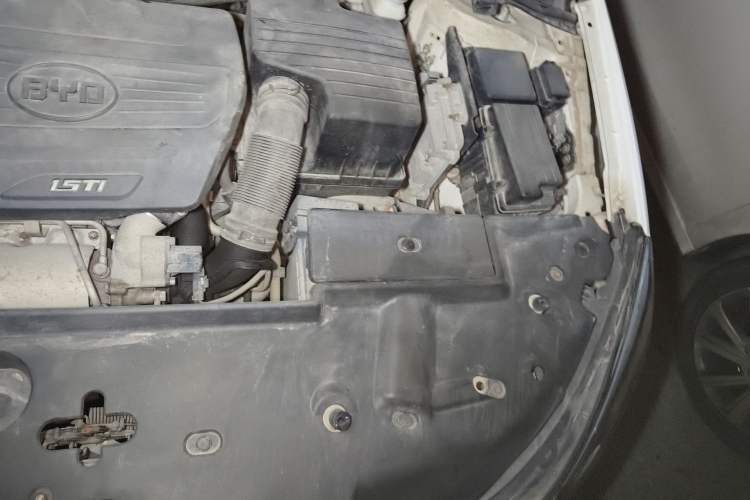 Used BYD Surui 2014 1.5TID Automatic Luxury Model Engine Bay Left