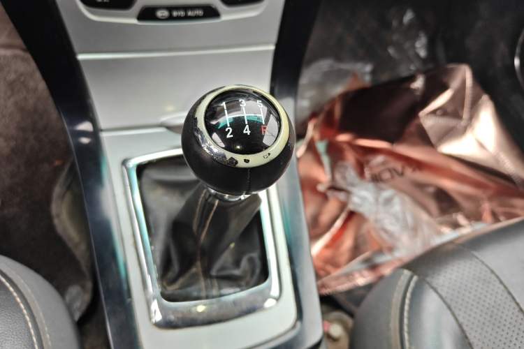 Used BYD Surui 2014 1.5L Manual Luxury Model Gear Lever