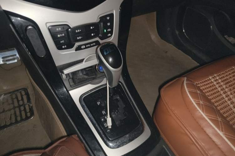 Used BYD Surui 2014 1.5TID Automatic Luxury Model Gear Lever