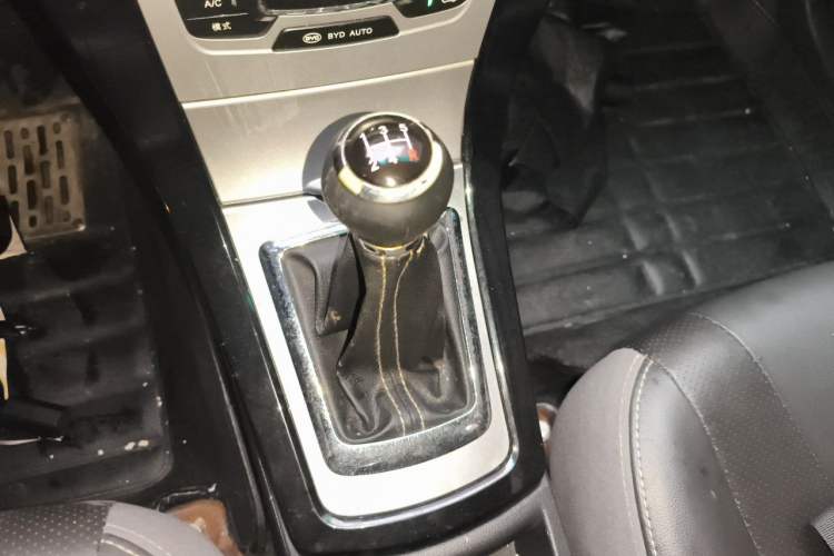 Used BYD Surui 2014 1.5L Manual Luxury Model Gear Lever