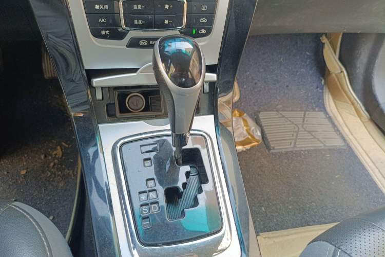 Used BYD Surui 2014 1.5TID Automatic Luxury Model Gear Lever