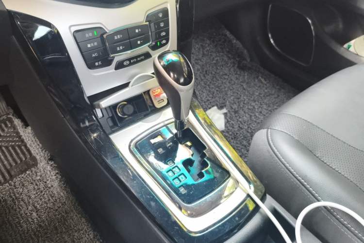 Used BYD Surui 2014 1.5TID Automatic Luxury Model Gear Lever