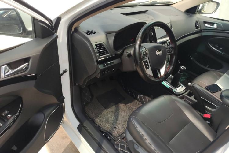 Used BYD Surui 2014 1.5L Manual Luxury Model Interior 2
