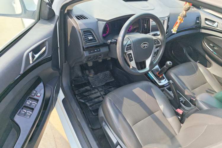 Used BYD Surui 2014 1.5L Manual Luxury Model Interior 2