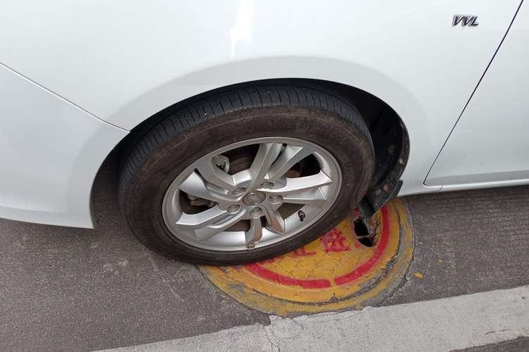 Used BYD Surui 2014 1.5L Automatic Luxury Model Left Front Wheel Hub