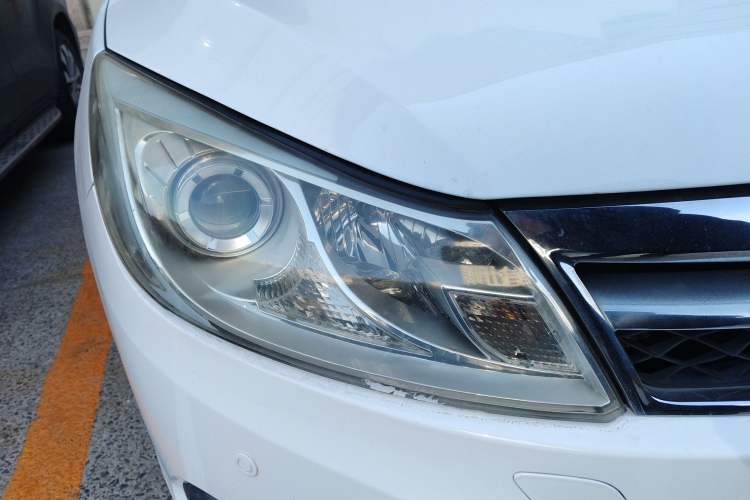 Used BYD Surui 2014 1.5TID Automatic Flagship Model Right Front Headlight