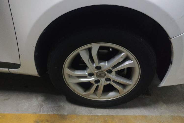 Used BYD Surui 2014 1.5TI Manual Luxury Edition Right Front Wheel Hub