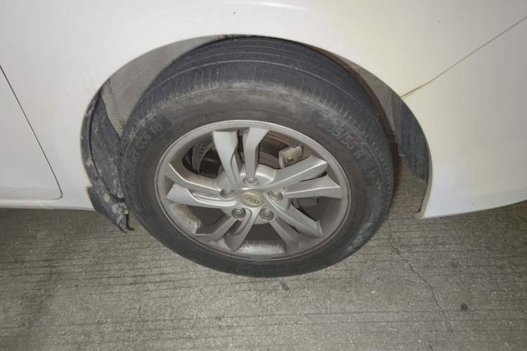 Used BYD Surui 2014 1.5TID Automatic Luxury Model Right Front Wheel Hub